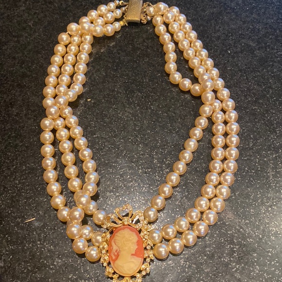 3 strand pearl necklace with cameo - Picture 2 of 6
